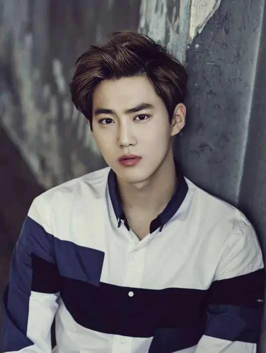 Wanita mana sih yang tak terpesona dengan wajah tampan Suho EXO. Dengan tatapan matanya yang tajam, ia sanggup membuat wanita jadi klepek-klepek. (Foto: koreaboo.com)