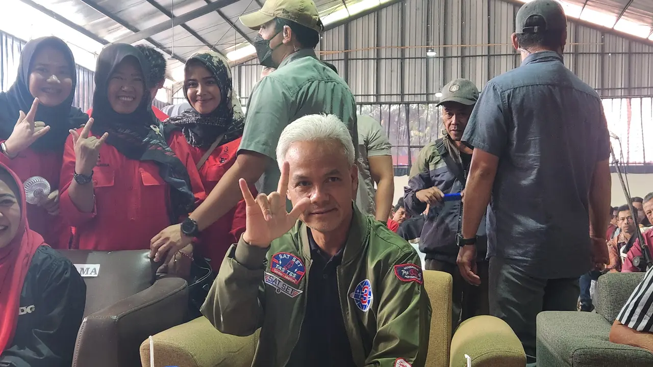 Calon Presiden (Capres) nomor urut 03 Ganjar Pranowo menyapa relawan di Hotel Owabong di Jalan Raya Owabong Nomor 1, Dusun 2, Bojongsari, Kecamatan Bojongsari, Kabupaten Purbalingga, Jawa Tengah.