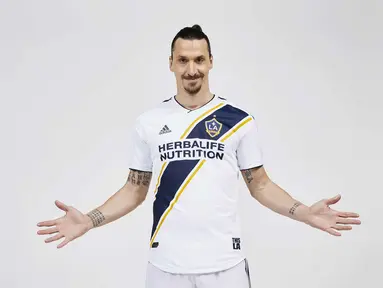 Penyerang baru LA Galaxy, Zlatan Ibrahimovic berpose dalam seragam klub barunya saat pemotretan pada 23 Maret 2018. Ibrahimovic dikabarkan mengikat kontrak pada klub tersebut selama dua tahun. (Jon Shard/LA Galaxy via AP)