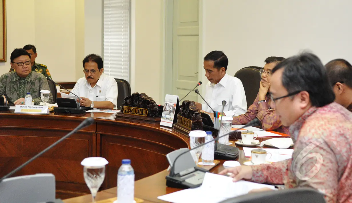 Suasana rapat terbatas antara Presiden dengan sejumlah Menteri di Istana Kepresidenan, Jakarta, Rabu (11/3/2015). Rapat tersebut membahas tentang piutang Pemda Aceh (Liputan6.com/Faizal Fanani)
