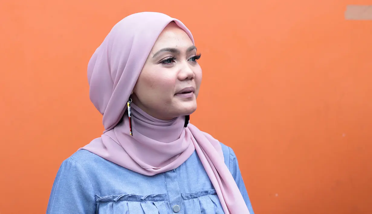 Presenter Rina Nose mengaku sudah move on setelah hubungannya dengan penyanyi asal Brunei Darussalam, Fakhrur Razi kandas. Ia kini mengaku tengah jatuh cinta dengan seorang pria yang tak mau disebutkan. (Deki Prayoga/Bintang.com)