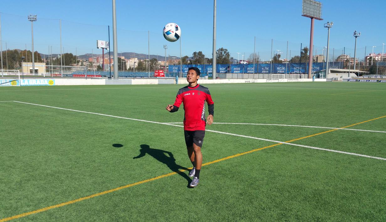 Evan Dimas beradaptasi dengan latihan sendiri di tempat latihan skuat Espanyol B, Ciudad Deportiva Dani Jarque, Kamis (4/2/2106). (Bola.com/La Liga) 