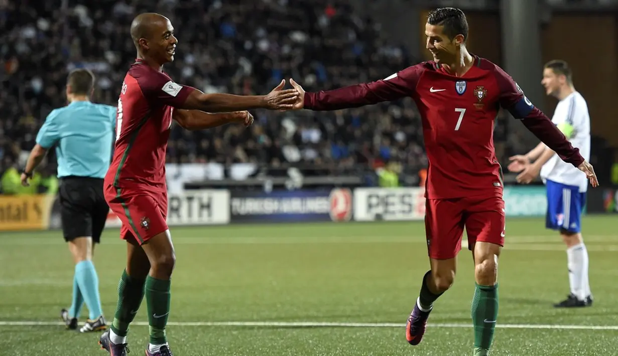 Ekspresi Cristiano Ronaldo setelah mencetak gol ke gawang Kepulauan Faroe pada laga Grup B Kualifikasi Piala Dunia 2018 zona Eropa di Torsvollur Stadium, Selasa (11/10/2016) dini hari WIB. (AFP/Francisco Leong)