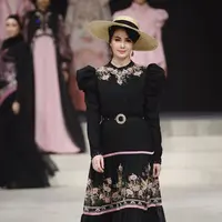Arumi Bachsin Tampil Bak Noni Belanda saat fashion show. [@arumibachsin_94]