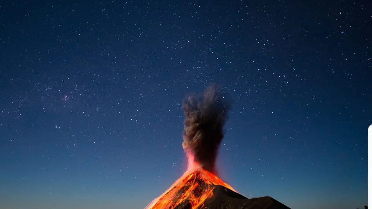 Letusan gunung berapi Fuego di Guatemala pada 2018 telah menewaskan sedikitnya 215 orang dan menyebabkan ratusan lainnya hilang. (Dok. Diamond TV Zambia via Facebook)