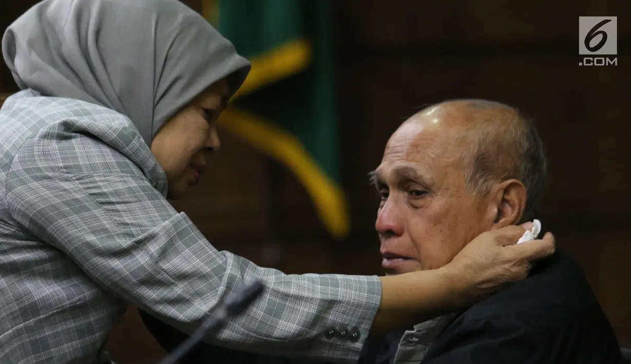 Mantan Kepala Staf Komando Strategis Angkatan Darat (Kostrad) Kivlan Zen berbincang dengan istrinya Dwitularsih sebelum menjalani sidang perdana di Pengadilan Negeri Jakarta Pusat, Selasa (10/9/2019). Kivlan menjalani sidang perdana kasus kepemilikan senjata api ilegal. (Liputan6.com/Angga Yuniar)