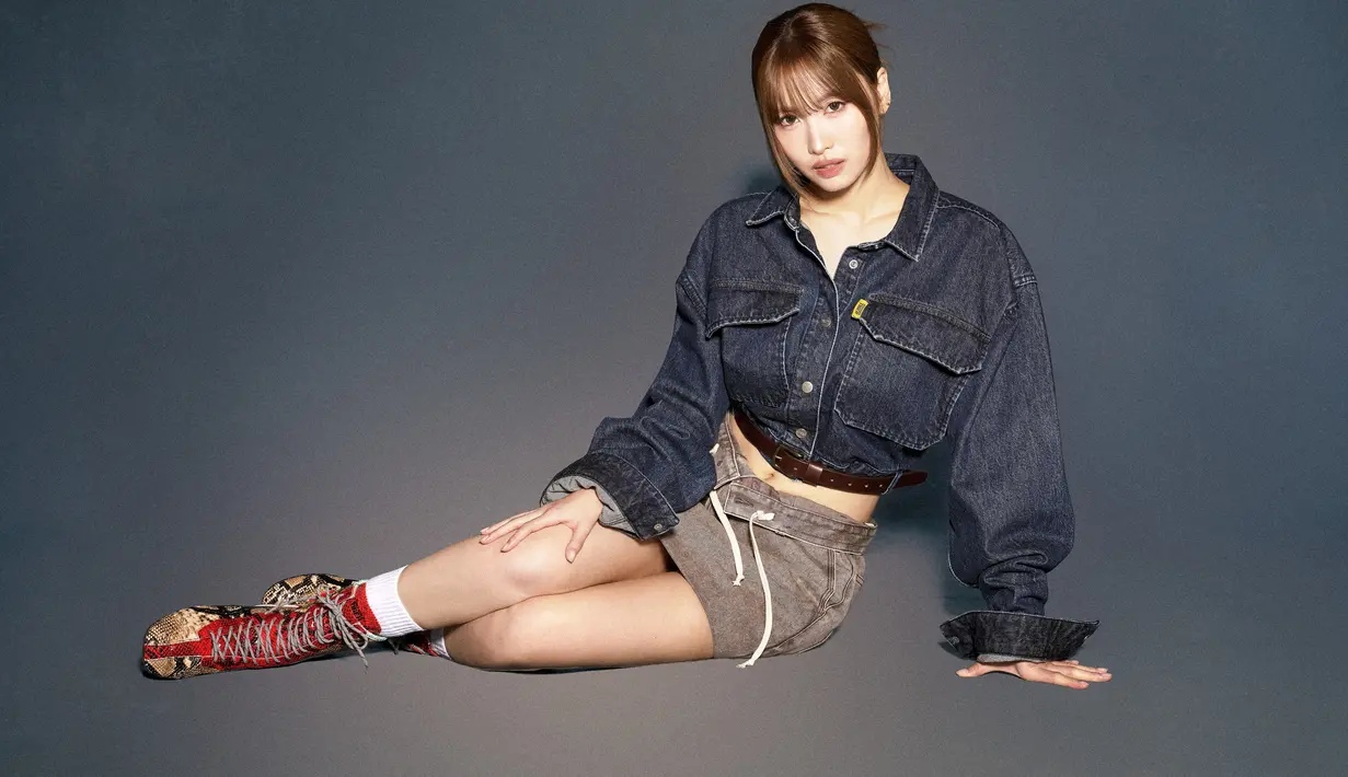 Lewat DENIVITA, MOMO TWICE memperlihatkan bagaimana Japanese craftsmanship dan siluet kontemporer berpadu dalam gaya denim yang penuh karakter. [Onitsuka Tiger]