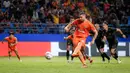 <p>Pemain Borneo FC, Felipe Cadenazzi mencetak gol kedua timnya ke gawang Madura United lewat eksekusi penalti pada laga leg kedua semifinal Championship Series BRI Liga 1 2023/2024 di Stadion Batakan, Balikpapan, Kalimantan Timur, Minggu (19/5/2024). (Bola.com/Bagaskara Lazuardi)</p>