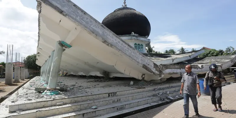 20161207- Kondisi Masjid di Aceh Usai Dihantam Gempa-Reuters-AFP Photo