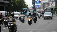 Sejumlah pengendara melintas di Jalan Jenderal Sudirman, Jakarta, Selasa (10/5/2022). Pemerintah mengimbau masyarakat menerapkan bekerja dari rumah atau work from home (WFH) selama satu hingga dua pekan ke depan untuk mengantisipasi penyebaran virus corona COVID-19 usai libur Lebaran 2022. (Liputan6.com/Faizal Fanani)