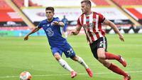 Gelandang serang Chelsea, Christian Pulisic berebut bola dengan pemain Sheffield United, Jack O'Connell pada pekan ke-35 Liga Inggris di Bramall Lane, Minggu (12/7/2020) dini hari WIB. Chelsea dihajar 0-3 oleh Sheffield United. (Peter Powell/Pool via AP)