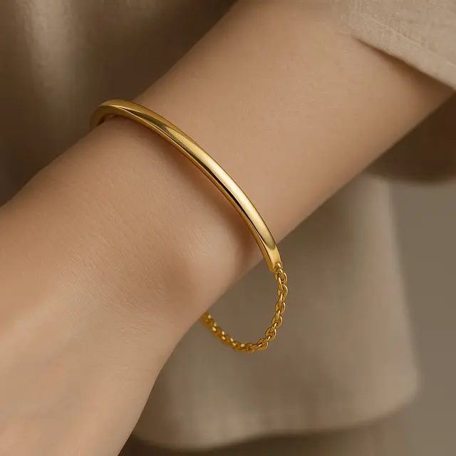 7 Model Gelang Emas Bangle Kecil yang Simple tapi Elegan di 2025, Cocok Dipakai Sehari-hari