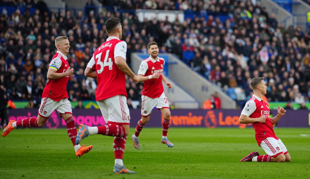 Pemain Arsenal Leandro Trossard (kanan) merayakan setelah mencetak gol yang dianulir saat melawan Leicester City pada pertandingan sepak bola Liga Inggris di The King Power Stadium, Leicester, Inggris, 25 Februari 2023. Arsenal mengalahkan Leicester City dengan skor 1-0. (AP Photo/Jon Super)