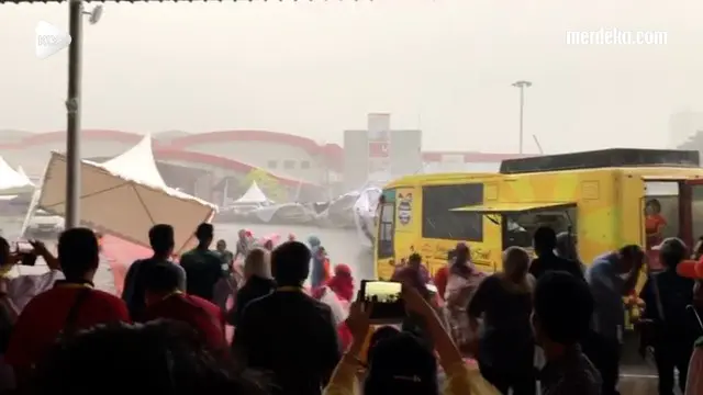 Hujan besar dan angin kencang yang melanda Jakarta membuat belasan tenda di JiExpo Kemayoran berterbangan.