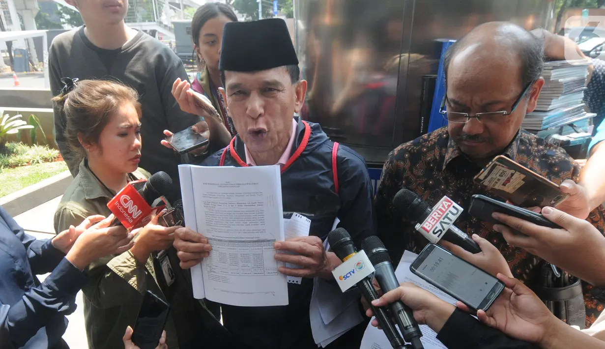 Anggota Badan Pemeriksa Keuangan Rizal Djalil menunjukkan berkas usai menjalani pemeriksaan di Gedung KPK, Jakarta, Rabu (9/10/2019). Rizal diperiksa sebagai tersangka terkait kasus dugaan suap proyek pembangunan Sistem Penyediaan Air Minum (SPAM) di Kementerian PUPR. (merdeka.com/Dwi Narwoko)