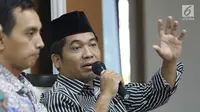 Pengamat Politik, Ray Rangkuti memberikan pandangan  saat menjadi pembicara dalam diskusi di Jakarta, Sabtu (18/11). Diskusi itu membahas mengenai membangun pertahanan modern, profesionalisme milter dan rotasi panglima TNI. (Liputan6.com/Angga Yuniar)