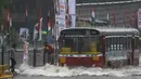 Sebuah bus menerjang banjir saat hujan deras di Mumbai, India (9/7). Departemen Meteorologi India mengeluarkan peringatan banjir akibat hujan deras di tempat-tempat terpencil di wilayah tersebut. (AFP Photo/Punit Paranjpe)