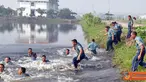 Citizen6, Sidoarjo: Selesai upacara, acara dilanjutkan acara tradisi penyiraman air kembang. Kemudian 45 personel yang telah naik pangkat tersebut menceburkan diri di sungai. (Pengirim: Budi Abdillah)