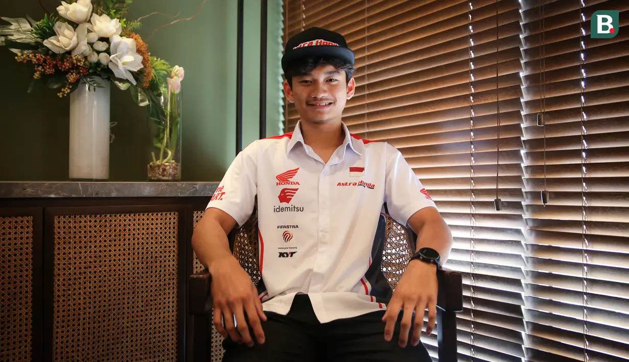 <p>Pembalap Astra Honda Racing Team, Fadillah Arbi Aditama berpose di depan fotografer setelah melakukan wawancara di Penang Bistro Gatot Subroto, Jakarta Selatan, Senin (24/07/2023). (Bola.com/Bagaskara Lazuardi)</p>