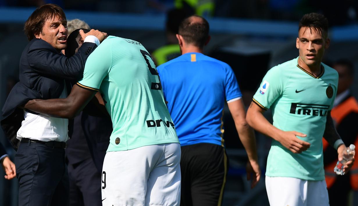 Pelatih Inter Milan, Antonio Conte, merayakan kemenangan atas Sassuolo pada laga Serie A Italia di Stadion Mapei, Reggio-Emilia, Minggu (20/10). Sassuolo kalah 3-4 atas Inter. (AFP/Miguel Medina)