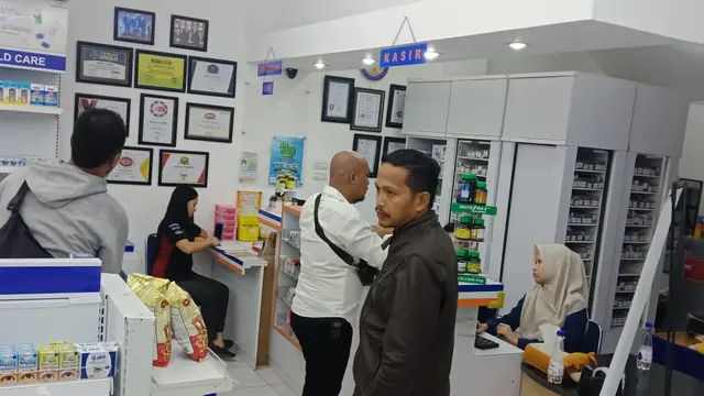 Pihak Polda Sulawesi Tenggara melakukan pengecekan di sejumlah gudang alat kesehatan usai kelangkaan masker.(Liputan6.com/Ahmad Akbar Fua).