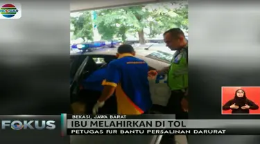 Aiptu Mulyadi dan Brigadir Umar langsung membantu proses melahirkan setelah sebelumnya awak bus yang dinaiki Yati meminta pertolongan