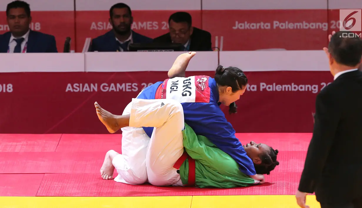 Atlet beladiri Kurash Indonesia, Marselina Papara saat bertarung dengan Munkhtstsg Ogon dari Monggolia di 16 besar kelas putri dibawah 78 kg di JCC Senayan, Jakarta, Kamis (30/8). Indonesia kalah 0-10 dari Monggolia. (Liputan6.com/Fery Pradolo)