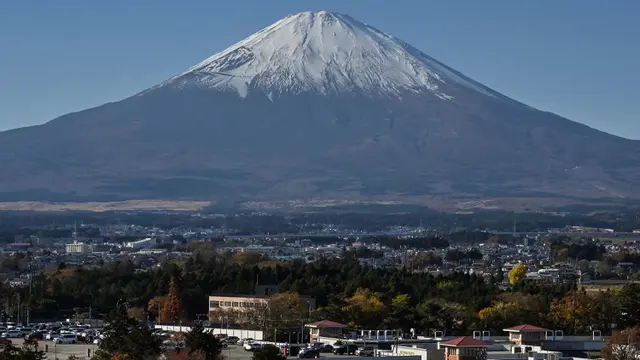 Indahnya Pemandangan Puncak Gunung Fuji yang Kembali Diselimuti Salju