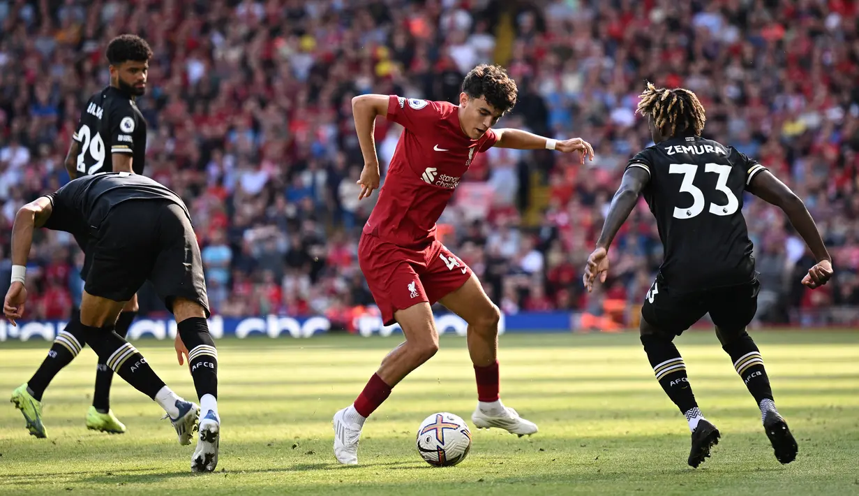 Stefan Bajcetic. Bek tengah Spanyol milik Liverpool U-18 ini menjadi pemain termuda keempat yang melakukan debut di Liga Inggris musim 2022/2023. Ia berusia 17 tahun, 10 bulan dan 5 hari saat diturunkan pelatih Jurgen Klopp pada pekan ke-4 (27/8/2022) melawan tamunya Bournemouth. Dalam laga yang dimenangi The Reds 9-0 tersebut, ia masuk menggantikan Jordan Henderson pada menit ke-70. (AFP/Oli Scarff)