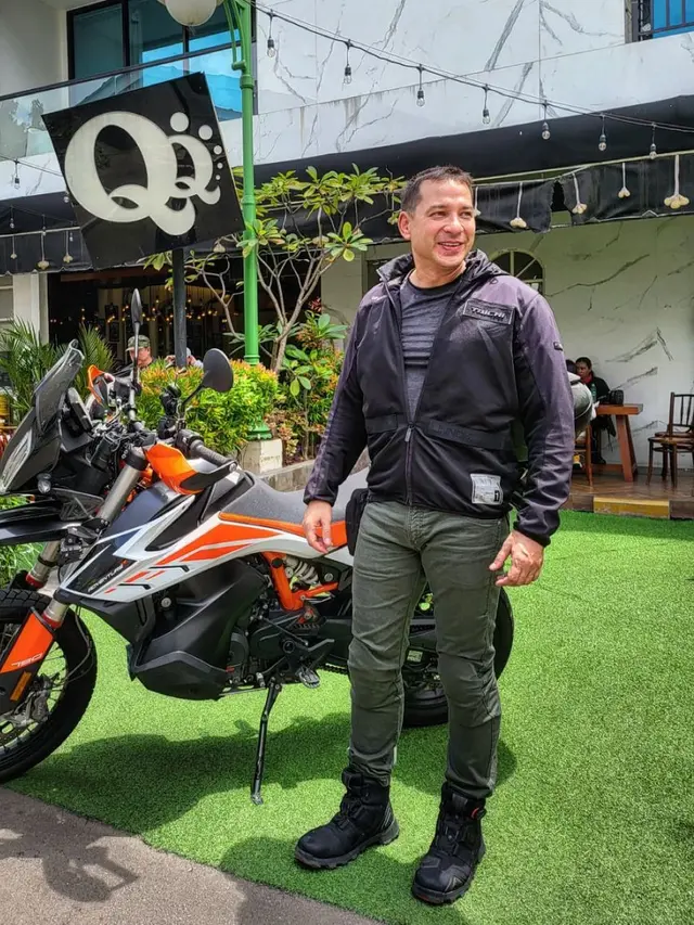 Pesona Maskulin Ari Wibowo yang Masih Memikat di Usia 52 Tahun