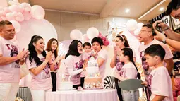 Keluarga yang hadir dalam momen ulang tahun Ameena ini juga tampak memakai baju senada. Dekorasi pada acara tersebut juga disesuaikan dengan baju serta kue ulang tahun yang bertema binatang dengan perpaduan warna pink. (Liputan6.com/IG/@attahalilintar)