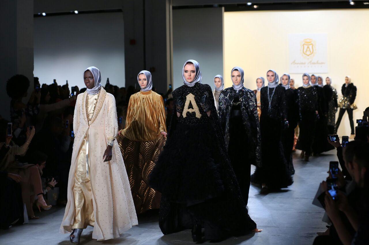 Desainer busana muslim asal Indonesia Anniesa Hasibuan memamerkan koleksinya di New York Fashion Week (Foto: Afida Sukma)