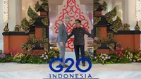 Menteri Kesehatan RI Budi Gunadi Sadikin menyambut spesial para Delegasi G20 di depan Lobby Hotel InterContinental Bali Resort, Bali, tempat berlangsungnya &lsquo;2nd Health Ministers Meeting' pada 27 - 28 Oktober 2022. (Dok Kementerian Kesehatan RI)