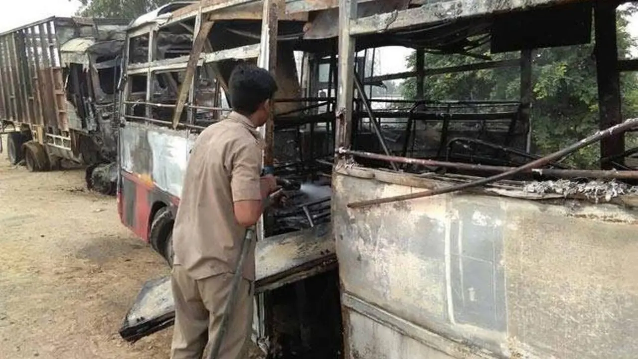 Kecelakaan bus menabrak truk di Uttar Pradesh, India. (India Today)