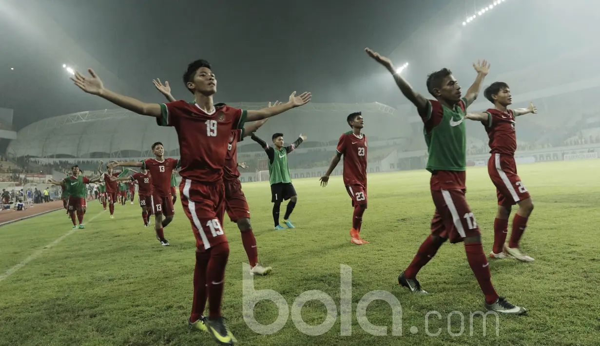 Pemain Timnas Indonesia U-16 menyapa suporter usai pertandingan melawan Singapura pada laga uji coba di Stadion Wibawa Mukti, Cikarang, Kamis, (8/6/2017). Indonesia menang 4-0. (Bola.com/M Iqbal Ichsan)