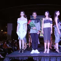 Desainer muda dan tuna rungu, Rafi Ridwan, di show Mercedes-Benz El Paso Fashion Week 2017, Texas-Amerika Serikat.