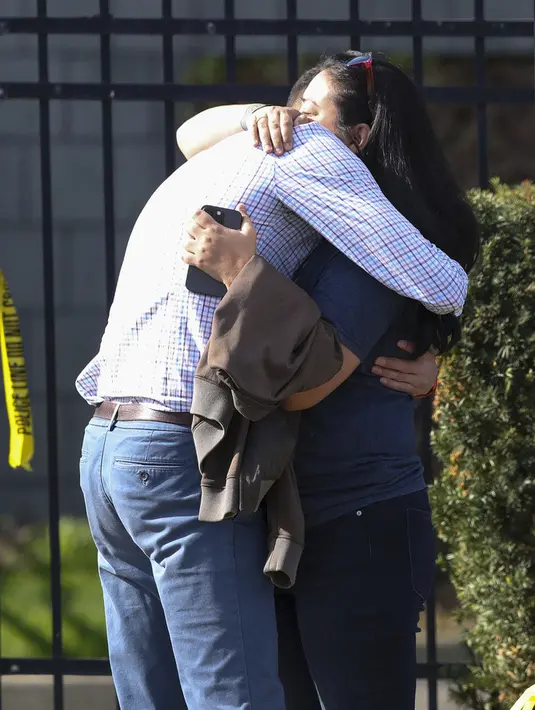 <p>Insiden itu menandai yang terbaru dari serangkaian panjang penembakan massal di Amerika Serikat. (Michael Clevenger/Courier Journal via AP)</p>