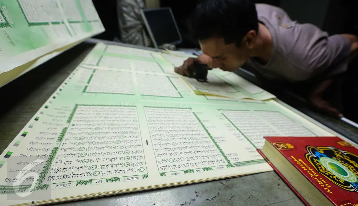 Pekerja memeriksa hasil cetak Alquran di Jakarta, Rabu (11/1). Kementerian Agama berharap tidak ada lagi penyalahgunaan limbah kertas percetakan Alquran yang digunakan sebagai bungkus makanan. (Liputan6.com/Faizal Fanani)