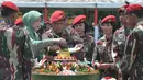 Komandan Jenderal (Danjen) Kopassus Mayjen TNI Doni Monardo memotong tumpeng saat acara syukuran HUT ke-63 Kopassus di Cijantung, Jakarta, Rabu (29/4/2015). Kopassus mengundang pihak-pihak yang pernah berseteru. (Liputan6.com/Herman Zakharia)