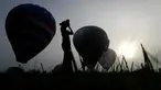 Peserta dari Bedminster, Zan Davies mengambil foto balon pada hari pertama Festival QuickChek New Jersey di Kota Readington, New Jersey (28/7). Festival balon udara panas ini merupakan acara yang ke-35 kalinya. (AP Photo/Julio Cortez)