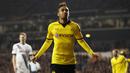 Penyerang Dortmund, Pierre-Emerick Aubameyang, merayakan gol ke gawang Tottenham pada leg kedua babak 16 besar Liga Europa di Stadion White Hart Lane, Inggris, Jumat (18/3/2016) dini hari WIB. Dortmund lolos dengan agregat 5-1. (Reuters/John Sibley)