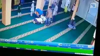 Kamera CCTV (Closed Circuit Television) di Masjid Besar Sei Tualang Raso, Kota Tanjung Balai, Sumatera Utara (Sumut) merekam detik-detik seorang jemaah pria meninggal dunia ketika sedang salat