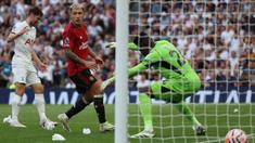 Reaksi pemain Manchester United, Lisandro Martinez saat melakukan gol bunuh diri ke gawangnya sendiri pada laga pekan kedua Liga Inggris 2023/2024 melawan Tottenham Hotspur di Tottenham Hotspur Stadium, London, Inggris, Minggu (20/08/2023) WIB. (AFP/Adrian Dennis)
