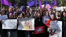 Para perempuan memegang plakat dan meneriakkan slogan-slogan dalam sebuah unjuk rasa untuk memperingati Hari Perempuan Internasional di Bishkek pada 8 Maret 2025. (VYACHESLAV OSELEDKO/AFP)
