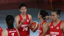 Kapten Timnas Basket Putri, Wulan Ayuningrum, memberi semangat kepada rekan-rekannya. (Bola.com/Arief Bagus)