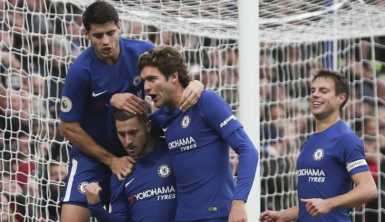 Para pemain Chelsea merayakan gol yang dicetak Eden Hazard ke gawang Newcastle pada laga Premier League di Stadion Stamford Bridge, London, Sabtu (2/12/2017). Chelsea menang 3-1 atas Newcastle. (AFP/Daniel Leal-Olivas)