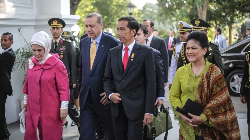 Presiden Jokowi menyambut Presiden Turki