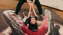 Seorang anak berpose dengan gambar 3D dinosaur pada pameran seni trik 3D karya seniman Jepang Masashi Hattori di Kawasaki, dekat Tokyo, Sabtu, (5/8). (AP Photo / Koji Sasahara)