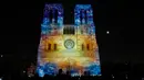 Gambar pada 20 Oktober 2018 menunjukkan Gereja Katedral Notre Dame selama pertunjukan cahaya berjudul "Dame de Coeur" di Paris, Prancis. Pertunjukan cahaya tersebut bagian dari perayaan seratus tahun Perang Dunia I. (Photo by Ludovic MARIN/AFP)