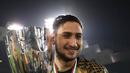 Memang masih jauh bagi Gianluigi Donnarumma untuk sejajar dengan Gianluigi Buffon. Namun penjaga gawang AC Milan itu sudah mampu memulai awal manis dalam kariernya dengan meraih gelar perdana saat masih berusia 17 tahun. (AFP/Karim Jaafar)